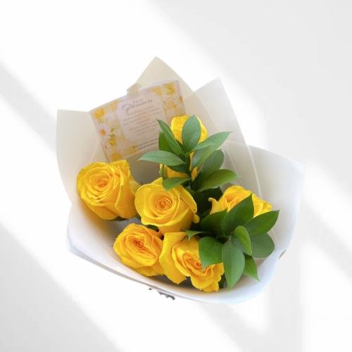 Ramo de 6 rosas y follaje